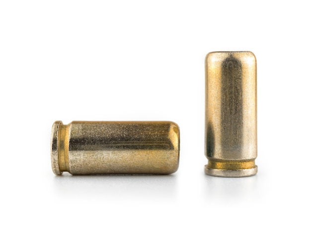 Bala de 9 mm para uma pistola isolada no fundo branco, cartuchos para uma foto de close-up de arma