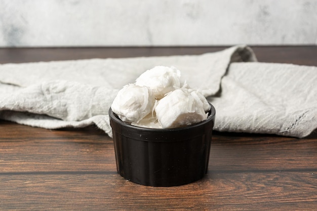 bala de coco, traditioneller süßer snack aus kokosnuss, traditionelles brasilianisches essen