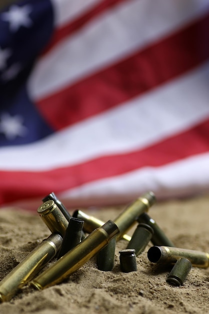 Foto bala e bandeira dos eua na guerra de areia