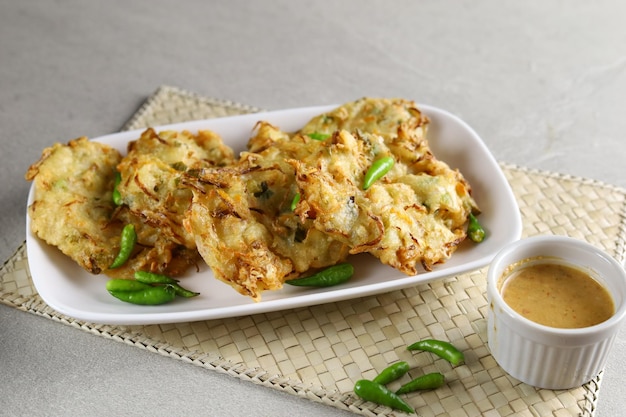 Balabala o Bakwan o buñuelos de verduras merienda tradicional indonesia