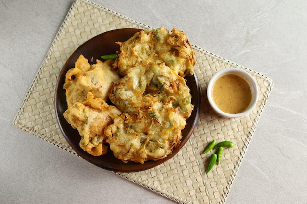 Balabala o Bakwan o buñuelos de verduras merienda tradicional indonesia