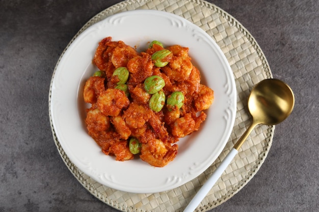 Balado udang Petai, comida tradicional hecha de petai, pete o mlanding (Parkia speciosa) con Camarones