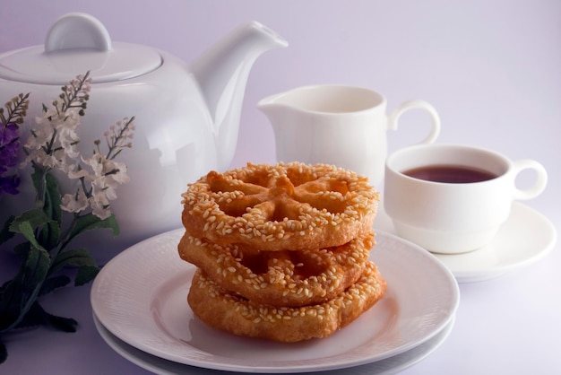 Balançando bolo de flor kembang goyang tradicional da Indonésia Feito de farinha, açúcar, leite e ba