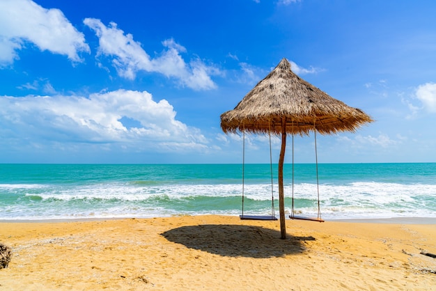 Balançar na praia com oceano, mar e céu azul