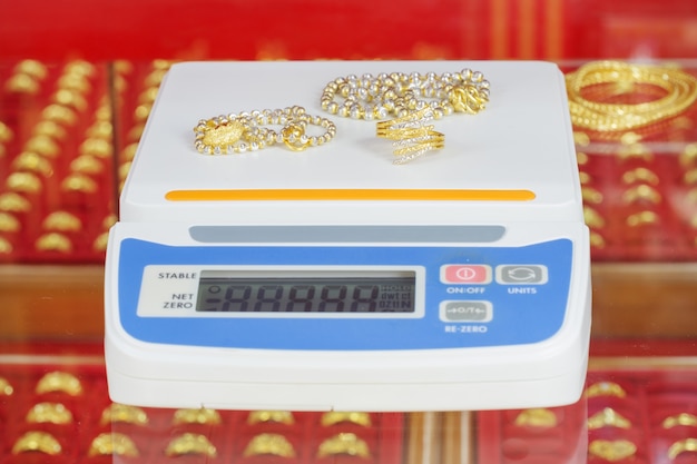 balanças digitais para pesar anéis de ouro e colares