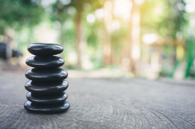 Balance de piedra con spa en el fondo de naturaleza bokeh