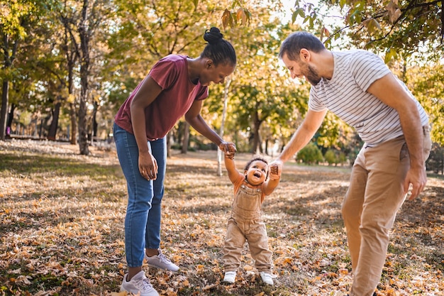 Foto un balanceo alegre entre los padres