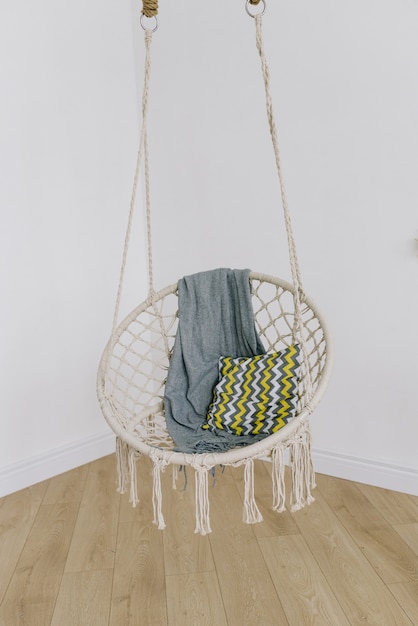 Balanço de estilo macrame confortável pendurado dentro de casa