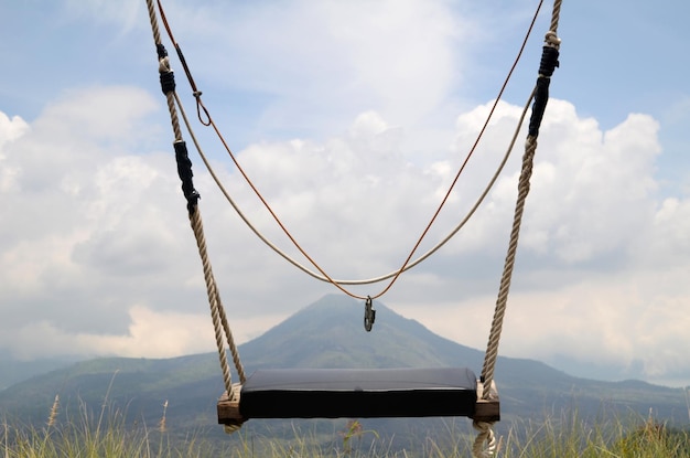 Balanço de madeira na corda com vista para o vulcão Batur