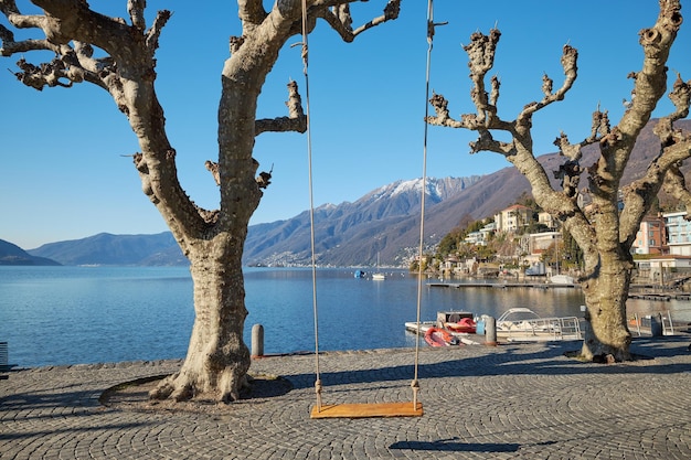 Foto balanço famoso na cidade de ascona com vista para o lago maggiore, suíça