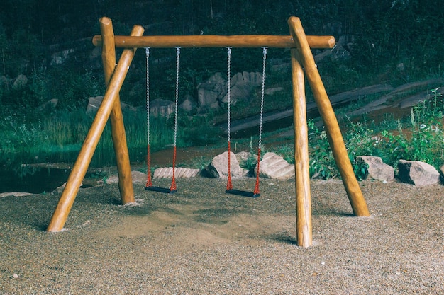 Balanço vazio à noite na iluminação de uma lanterna no parque