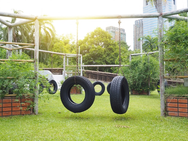 Balanços assento no parque da cidade.