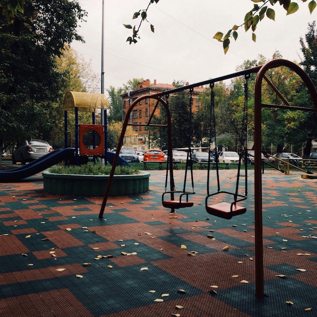 balanços e escorregadores no parque infantil