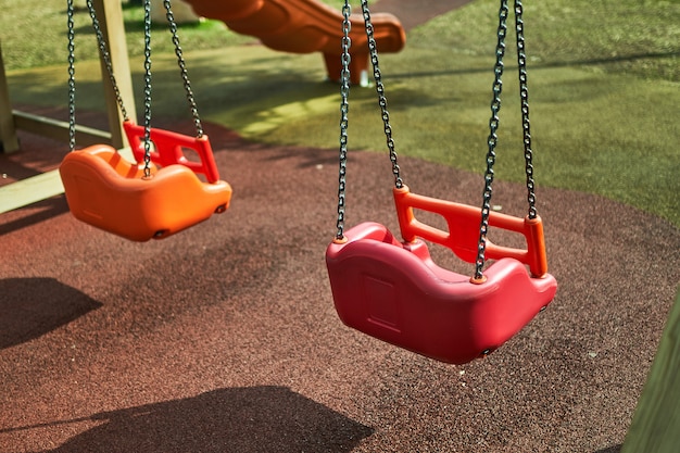 Foto balanços no parquinho no parque infantil