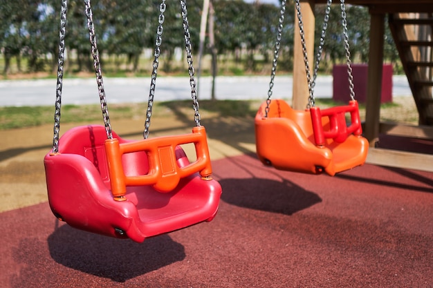 Foto balanços no parquinho no parque infantil