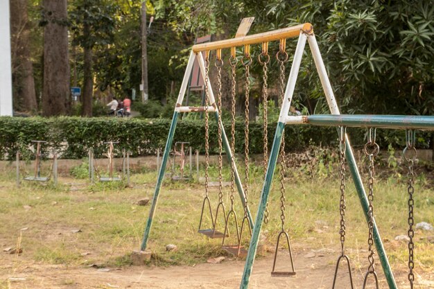 balanços vazios no parque infantil