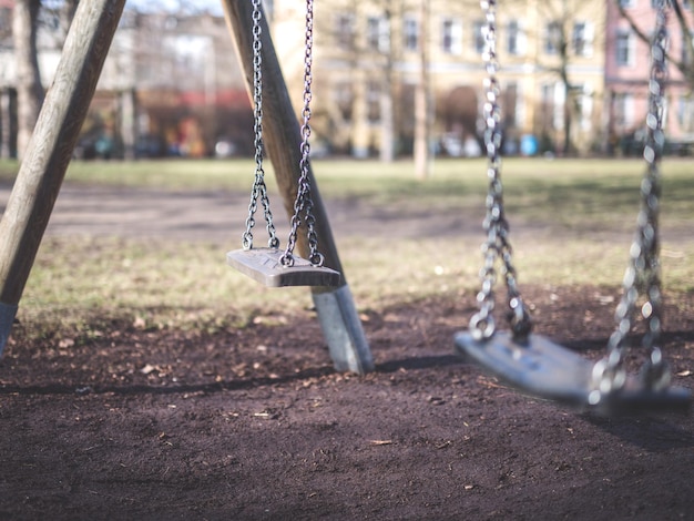 balanços vazios no parque