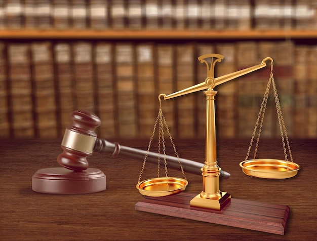 La balanza de la justicia y el martillo de madera, vista de cerca