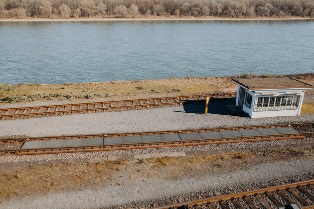 Foto balanzas ferroviarias para pesaje estático y acoplado en movimiento con estación junto al río