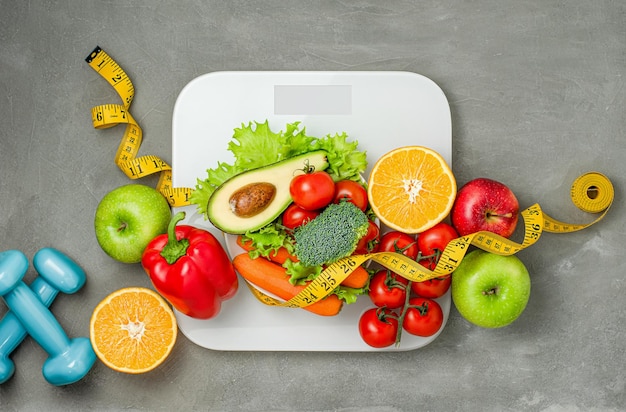 balanzas pesas y verduras y frutas frescas dieta y concepto de alimentación saludable