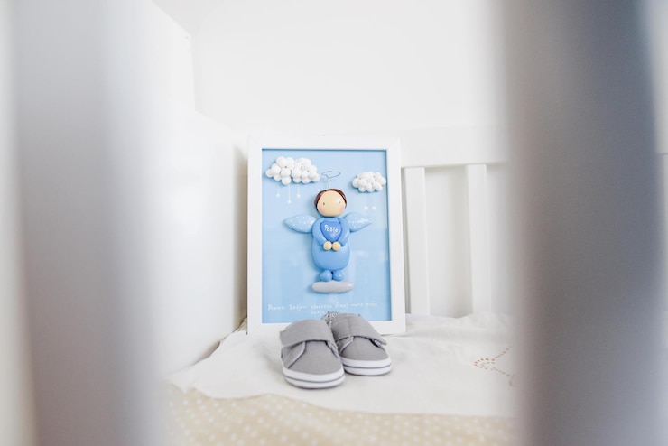 Foto balão branco com brinquedo na parede em casa