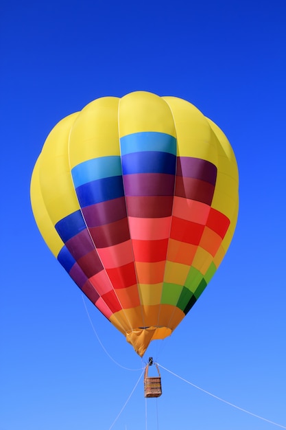 Balão colorido cores vivas no céu azul