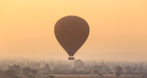 Balão de ar acima dos templos de Bagan, uma antiga cidade localizada na região de Mandalay, na Birmânia, Myanmar Asia