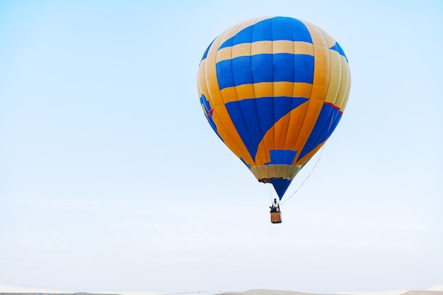 Balão de ar multicolorido no céu azul claro de perto