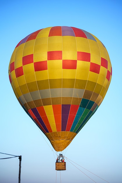 Balão de ar quente com fundo do céu