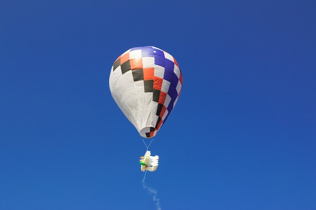 Balão de ar quente isolado no céu