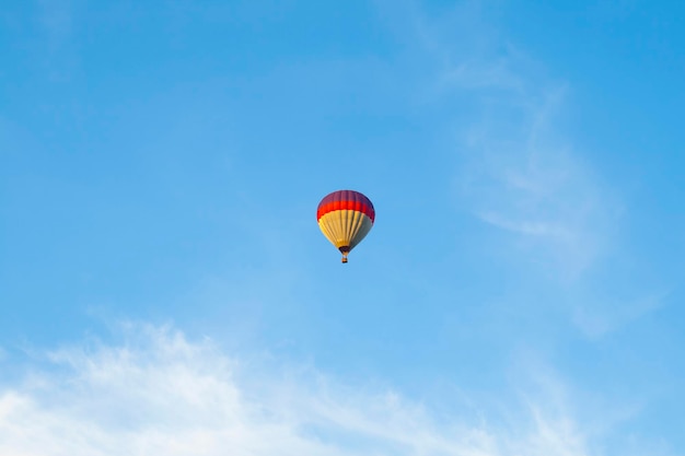 Balão de ar quente no céu azul