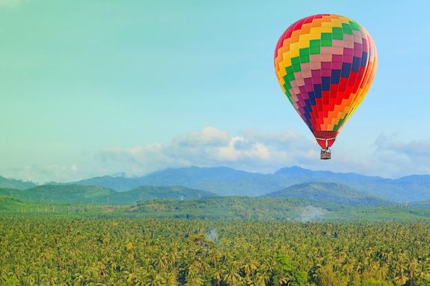 Balão de ar quente no céu azul