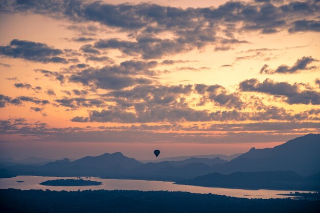 Balão de ar quente no céu