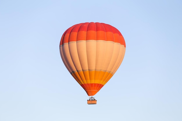 Balão de ar quente sobre a cidade de goreme