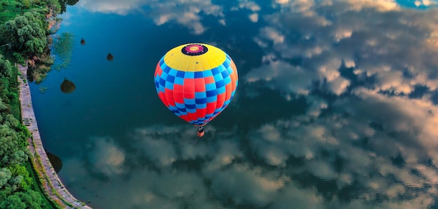 Balão de ar quente sobre o mar azul Vista de cima