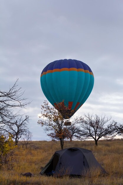 Balão de ar quente sobrevoando a tenda turística na Capadócia Turquia