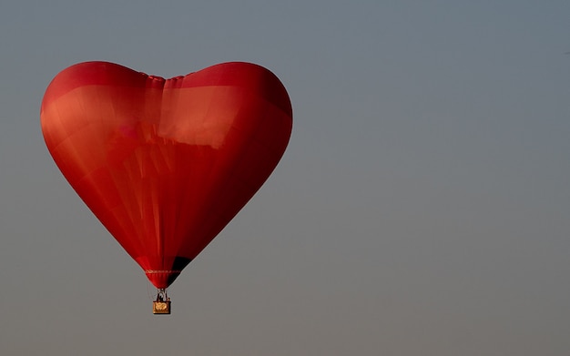 Balão de ar vermelho lindo no céu