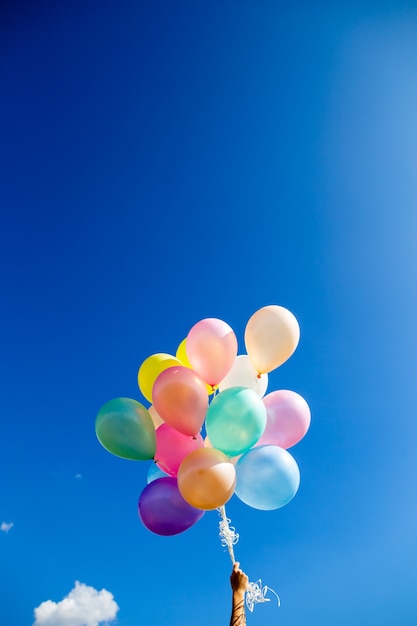 Balão de coração vintage com colorido no céu azul