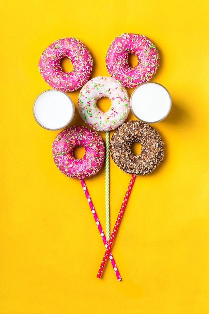 Balão de donuts e leite em fundo amarelo