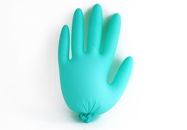 balão de luva cirúrgica e pílulas isoladasmulher menina mão segurando a mão falsa da luva