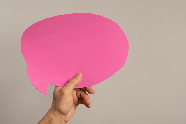 Foto balão de texto com espaço na cor rosa e fundo cinza