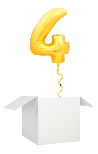 Balão dourado número quatro voando para fora da caixa branca em branco isolada no fundo branco