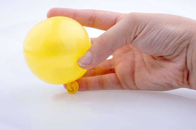 Balão pequeno colorido na mão da criança