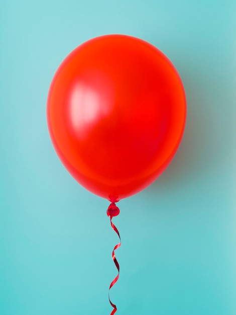 Foto balão vermelho sobre fundo azul