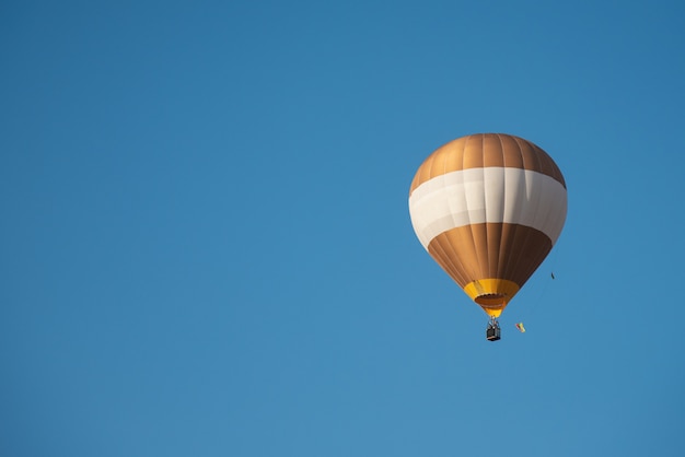 Balão voando e céu azul