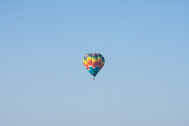 balão voando no céu azul