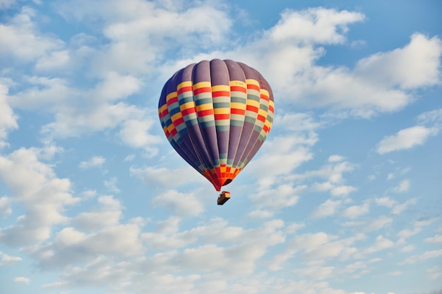 Foto balão voar de manhã no céu em raios amanhecer sol