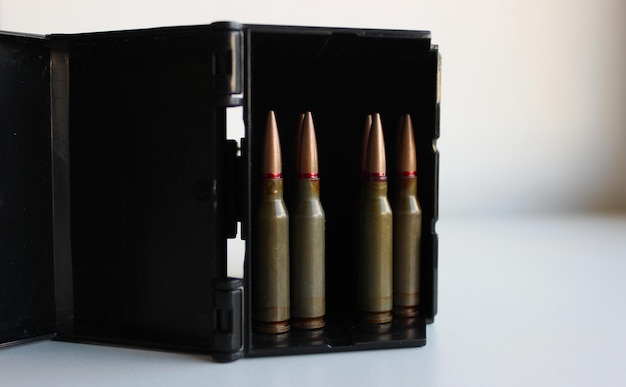 Foto balas de rifle de assalto em fileiras dentro de um contêiner de munições preto