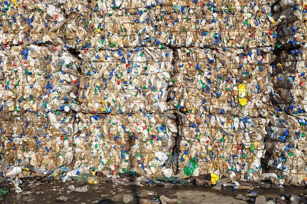Balas de plástico en la planta de procesamiento de residuos Recolección separada de basura Reciclaje y almacenamiento de residuos para su posterior eliminación Negocio de clasificación y procesamiento de residuos