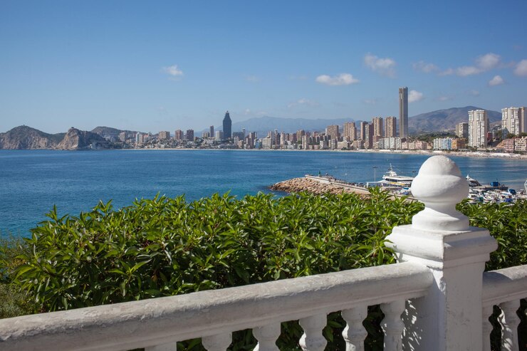 Balaustrada blanca con vistas a Benidorm